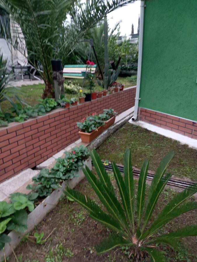 Sister'S Warm Guest House Батуми Екстериор снимка