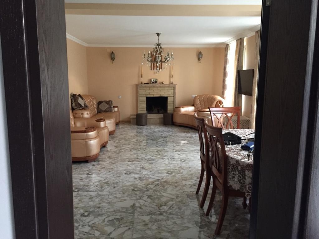 Sister'S Warm Guest House Батуми Екстериор снимка